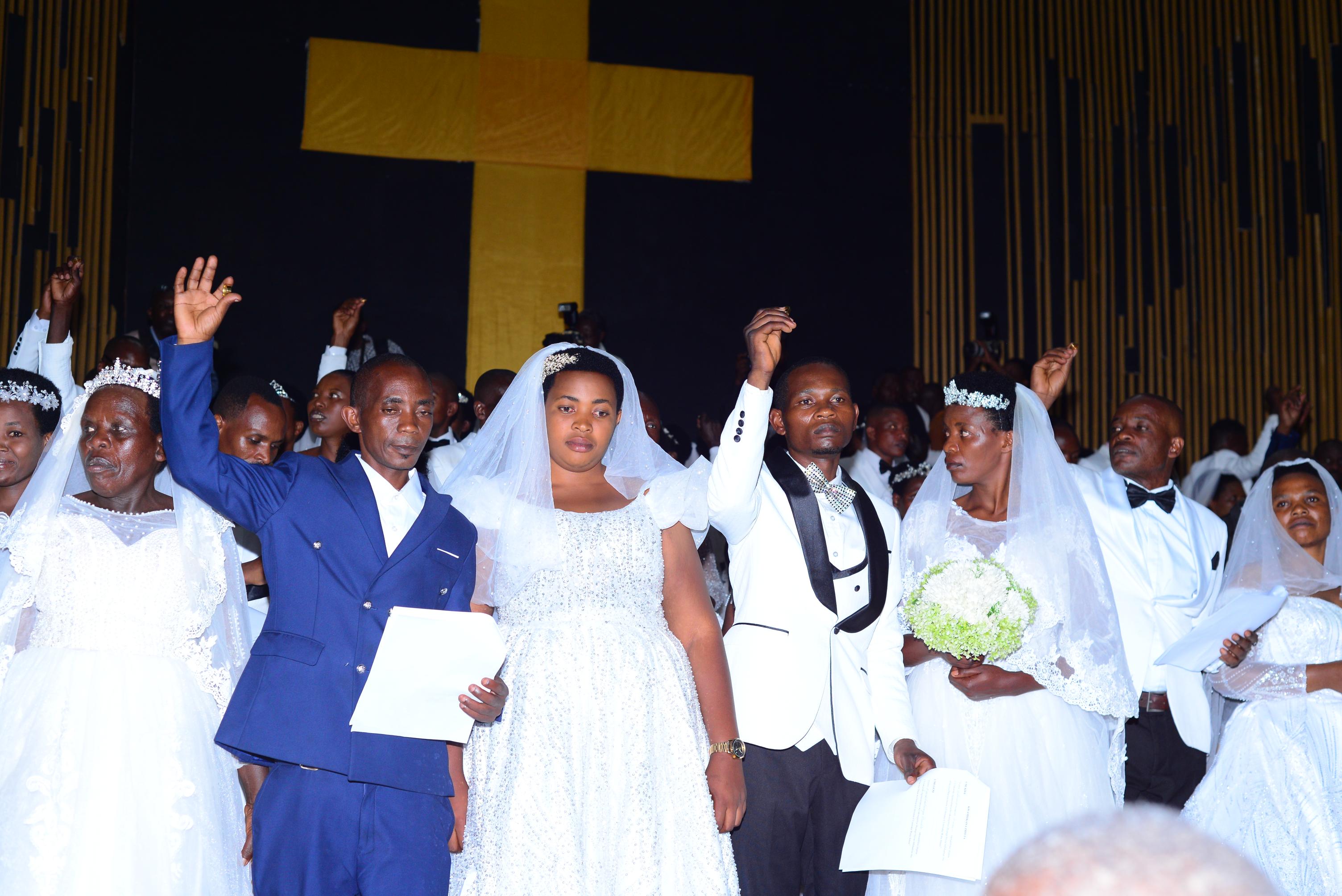 Imiryango yabanaga bitemewe yasezeranye imbere y'Imana muri ADEPR