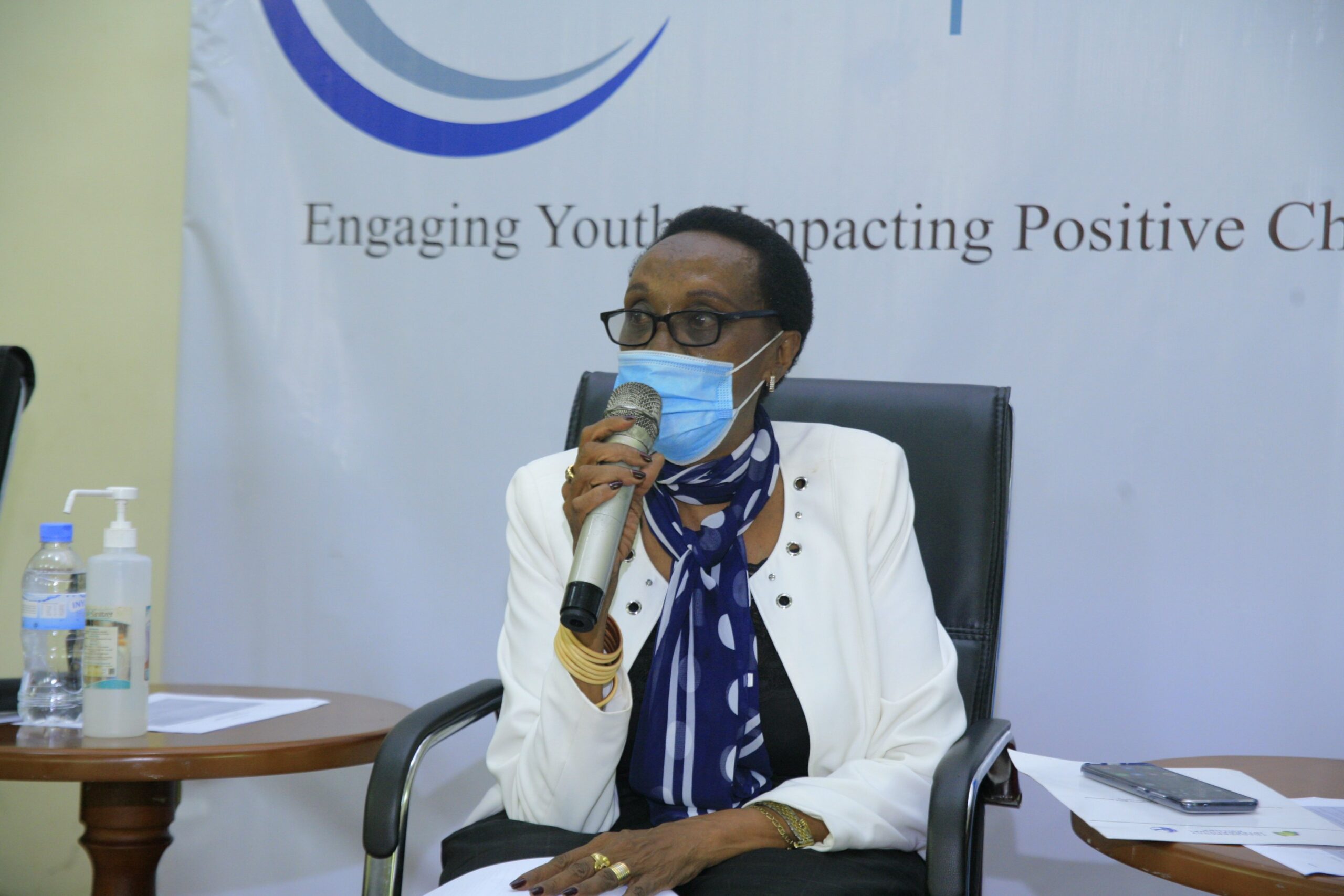 Umuyobozi w’Umuryango Mpuzamahanga Urwanya Ruswa n’Akarengane, Transparency International Ishami ry’u Rwanda, Marie Immaculée Ingabire, yavuze ko abayobozi badasubiza abaturage, “Basa nk’abibwira ngo wandega he?”