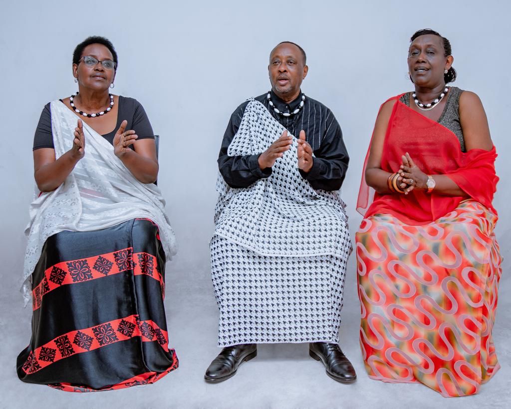 Muyango Jean Marie (Hagati), Faïna Numukobwa (Ibumoso) na Julienne Gashugi ni bamwe muri 12 bari bagize Itorero 'Imitari'
