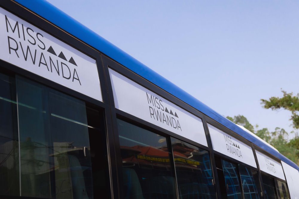 Iyi modoka iriho ibirango bya Miss Rwanda, irushanwa ritoranyirizwamo umukobwa uhiga abandi mu bwenge, ubwiza n'umuco mu gihugu