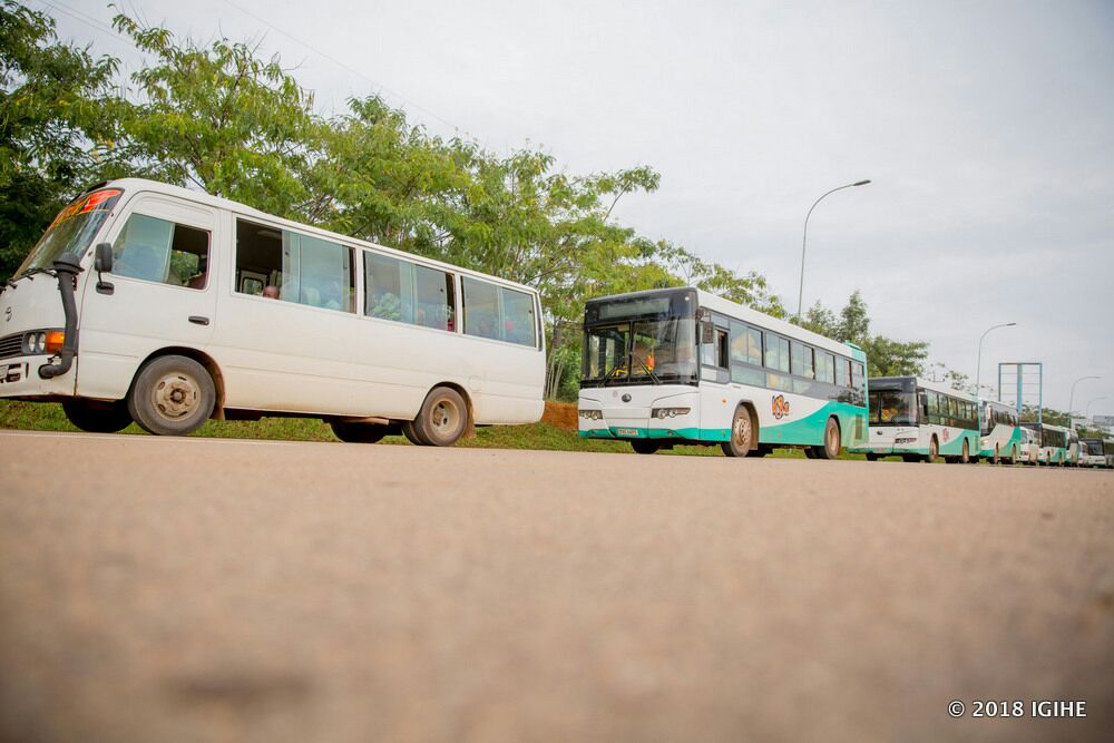 Izi mpunzi zagejejwe ku mupaka wa Nemba ziri mu modoka nini zisanzwe zitwara abagenzi mu Rwanda