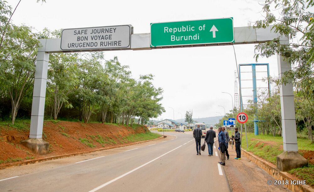 Ku mupaka wa Nemba nta muyobozi n’umwe w’u Burundi waje kwakira izi mpunzi uretse inzego zishinzwe abinjira n’abasohoka n’abapolisi