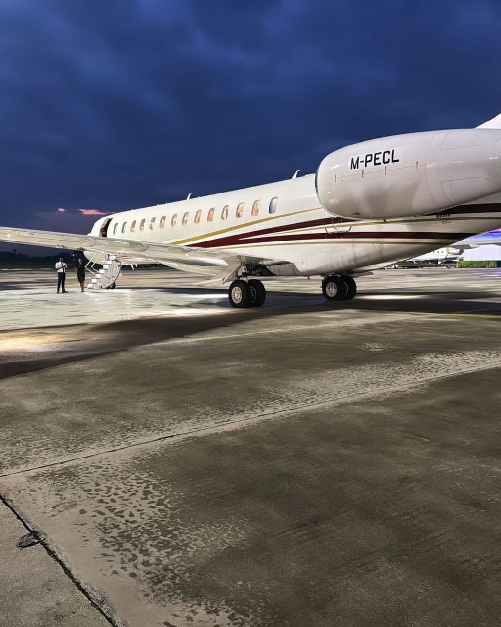 Indege yatwaye Davido na Chioma bagiye mu kwezi kwa buki