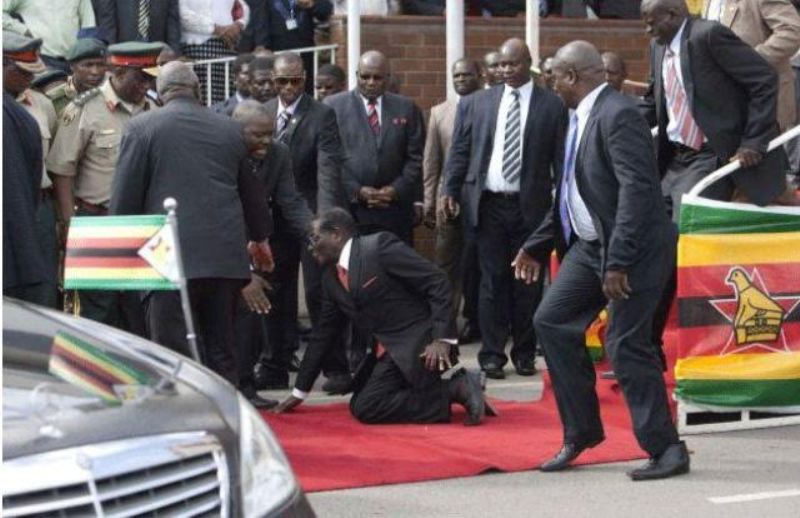 Mu mwaka wa 2015, Perezida Robert Mugabe yituye hasi