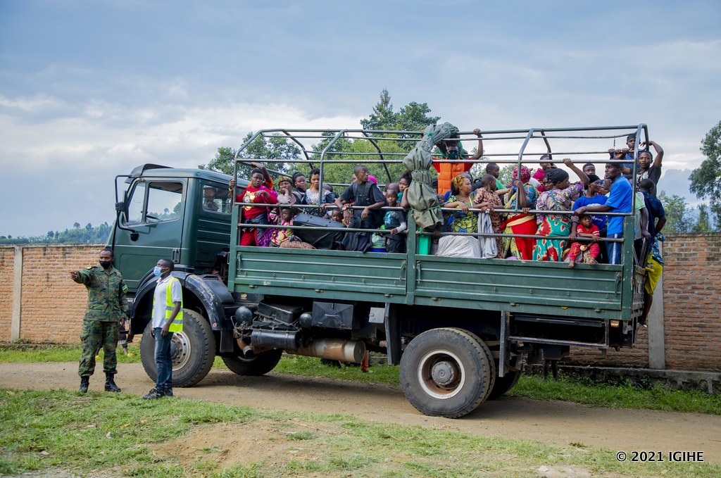 Ingabo z'u Rwanda zagize uruhare mu kugeza impunzi aho zagombaga gufashirizwa