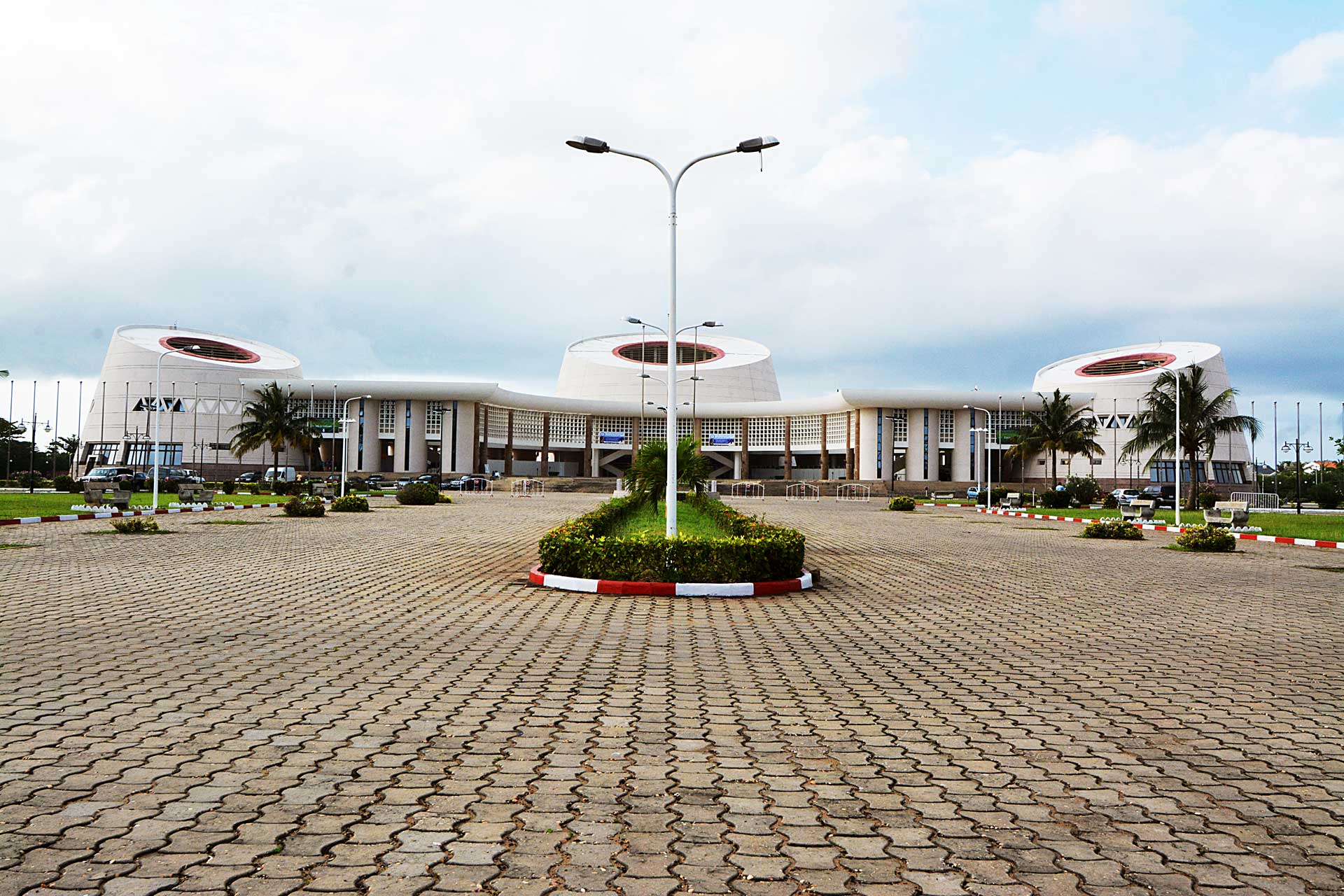 Inyubako Inteko Ishinga Amategeko ya Bénin ikoreramo iherereye i Cotonou