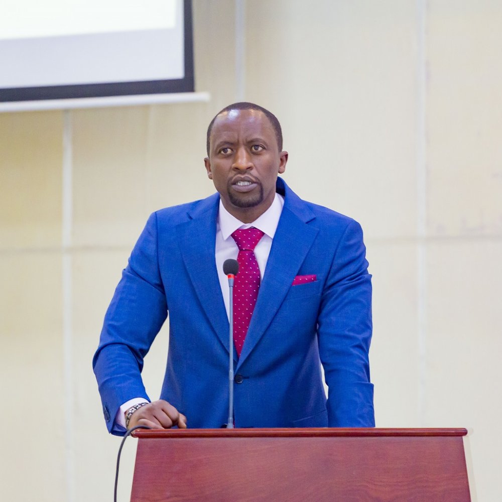 Nizeyimana Olivier wayoboraga FERWAFA, yashoboraga kugenda nk'intwari none yagiye afatwa nk'ingabo yatsinzwe