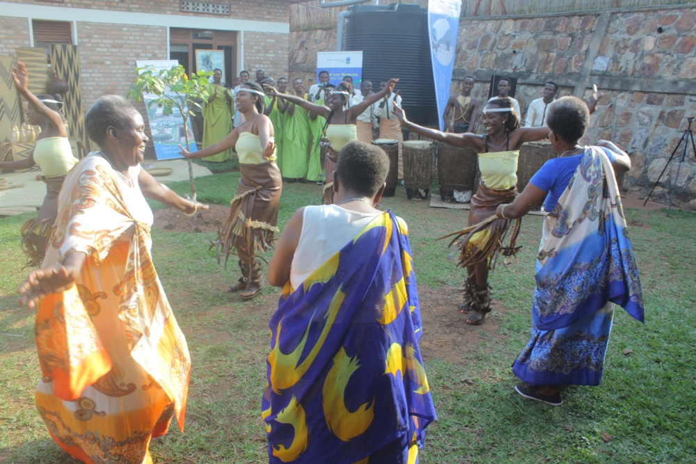 Intwaza zasazwe n'ibyishimo zicinya akadiho