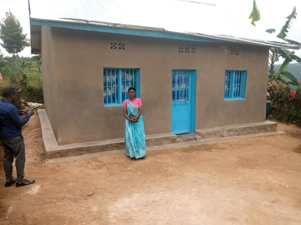 Mukantwari Valentine yubakiwe na bagenzi be inzu ya miliyoni 6Frw