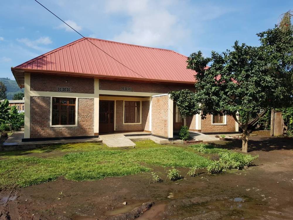Imiterere y'inzu izaba ituwemo n'imiryango ibiri mu mudugudu wa Rugerero