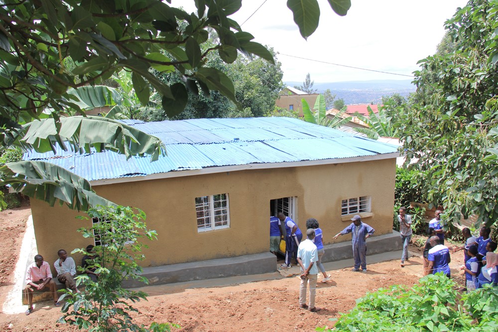 Umupfasoni yasaniwe inzu yari igiye kumugwira