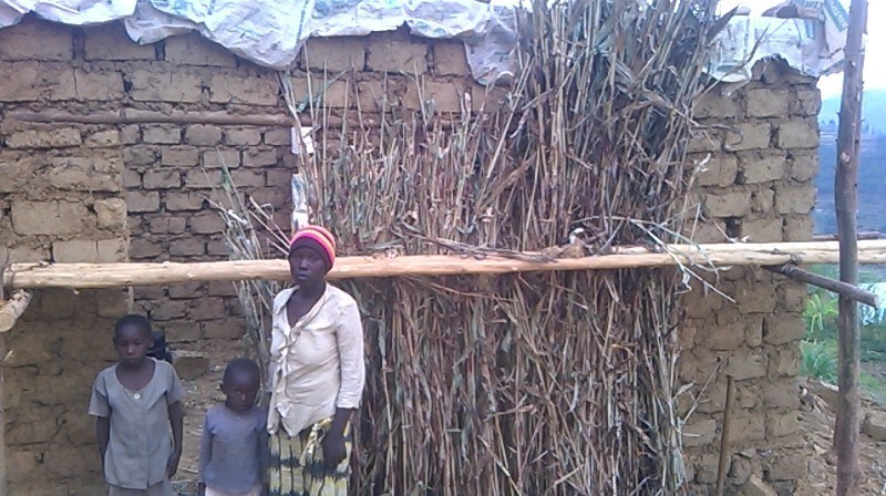 Uwizeyimana n'abana be imbere y'inzu ye