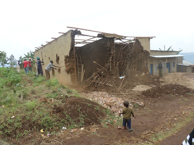 Inzu ya Kabera iri gusenywa