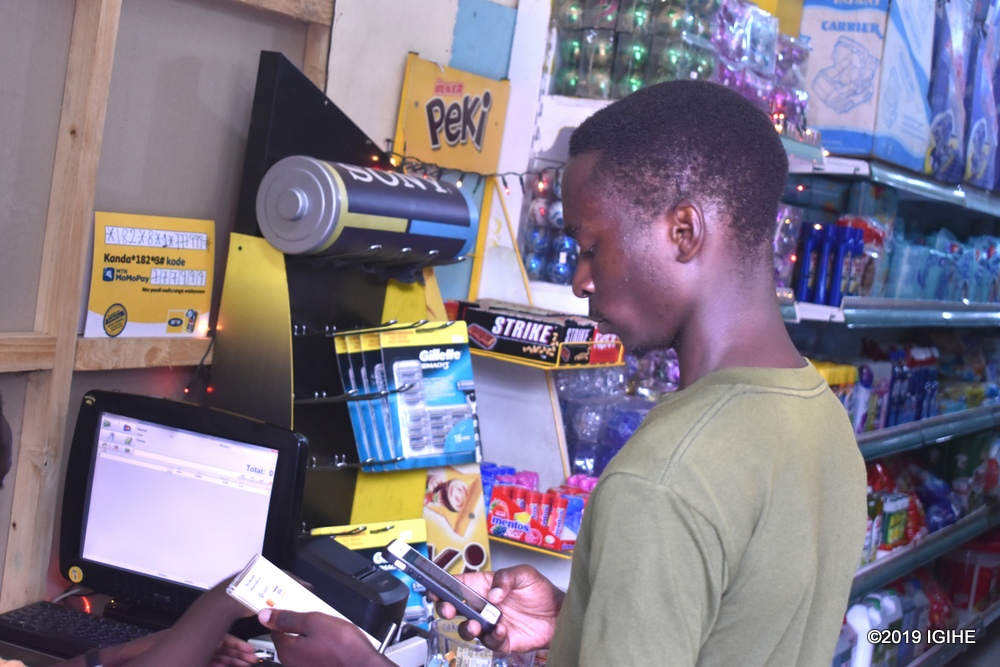 Iradukunda arimo kwishyura akoresheje Ecobank Pay