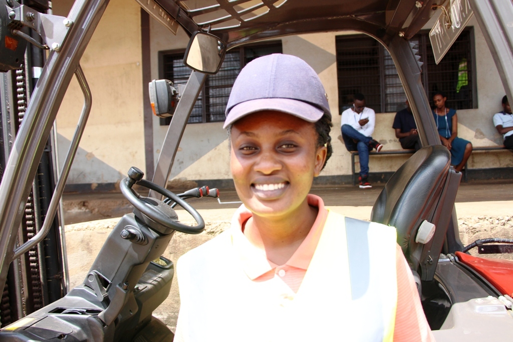 Irakoze avuga ko mu mashuri yisumbuye yize mu bijyanye n’ubumenyi mu bya mudasobwa, aza gutangira kwiga ibinyabiziga mu 2014 i Kavumu mu Karere ka Nyanza
