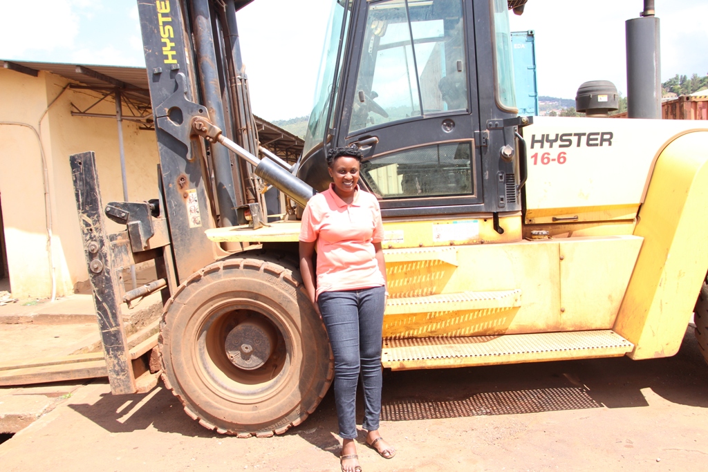Irakoze Grace afite impushya zo gutwara imodoka zirimo n'izitwara imashini zikora imihanda