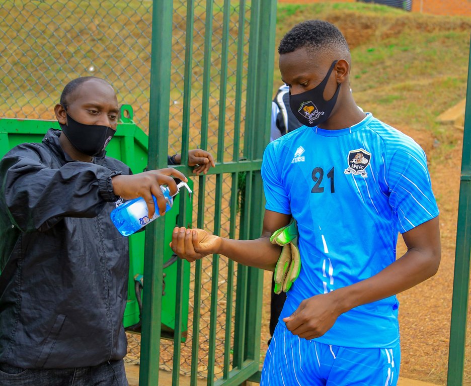 Ikipe iyo ikigera ku kibuga ibanza guhabwa umuti wica udukoko (Hands Sanitizer) mu rwego rwo kwirinda Covid-19