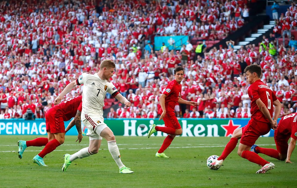 Ubwo Kevin De Bruyne yahaga umupira wavuyemo igitego Thorgan Hazard