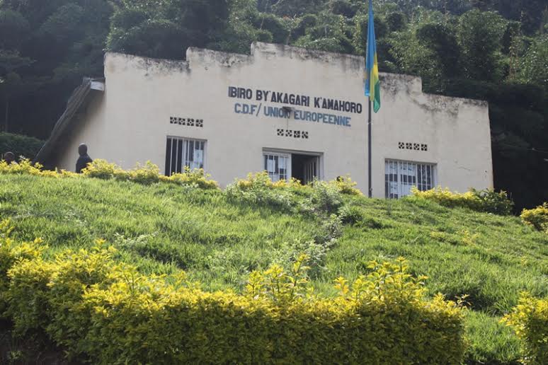 Aho umusozi wa Rubavu utangirira hubatse ibiro by'Akagari k'Amahoro