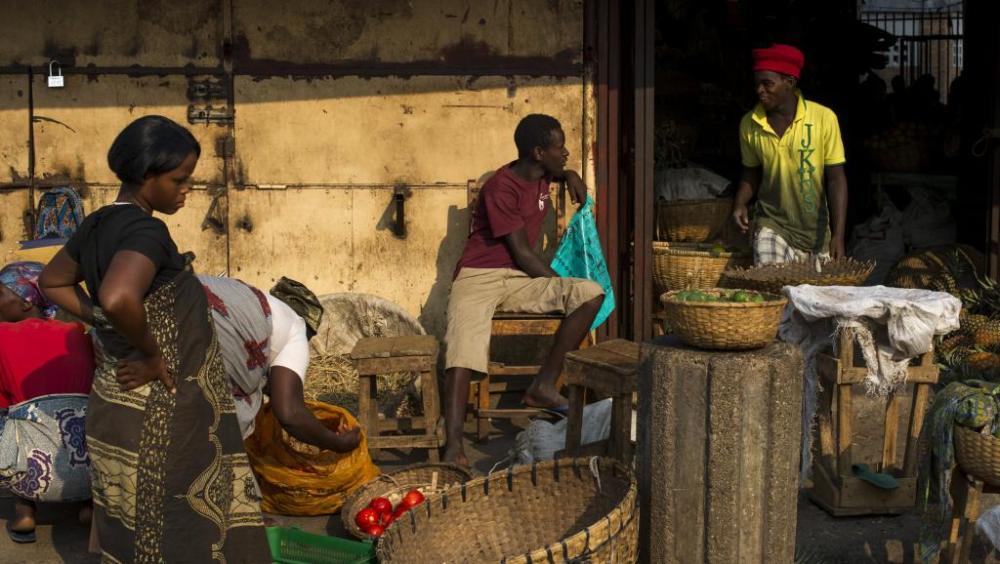 Abaturage ku isoko rya Bujumbura mu 2015(Ifoto ya AFP)
