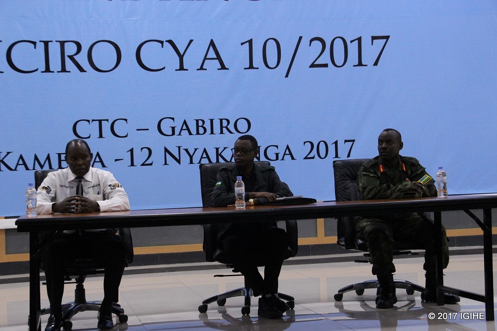 Umutahira w'Intore, Rucagu Boniface na Minisitiri w'Ingabo, Gen Kabarebe mu muhango wo gutangiza Itorero Indangamirwa, icyiciro cya 10