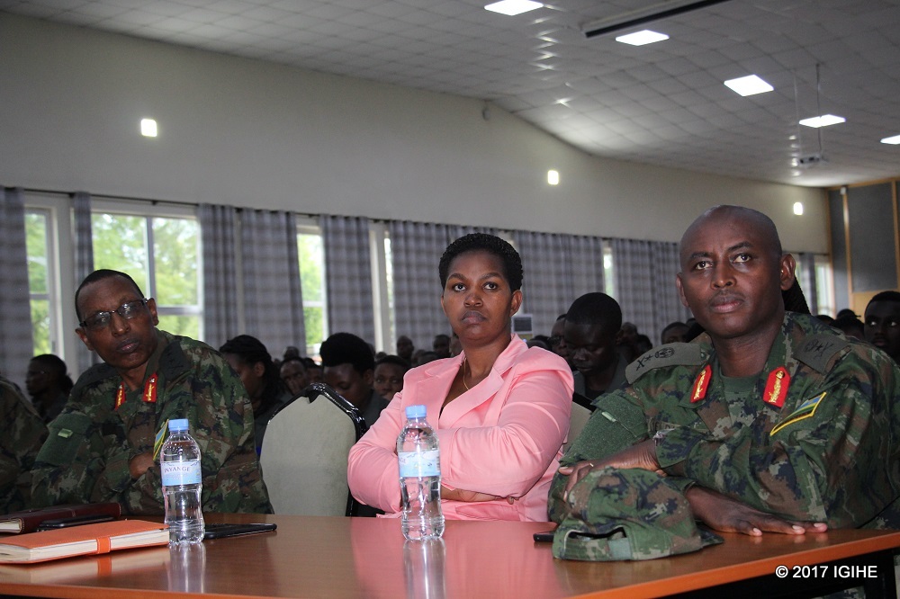 Guverineri w'Intara y'Iburasirazuba, Kazayire Judith(hagati) yitabiriye umuhango wo gutangiza Itorero Indangamirwa, icyiciro cya 10