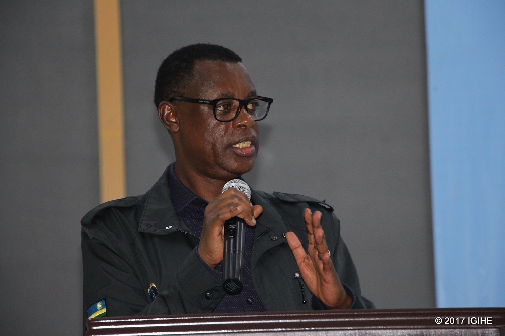 Gen Kabarebe yabwiye urubyiruko ko nubwo abenshi baba mu bihugu by’amahanga badakwiye kwibagirwa igihugu cyabo kuko uko byagenda kose bazagikenera