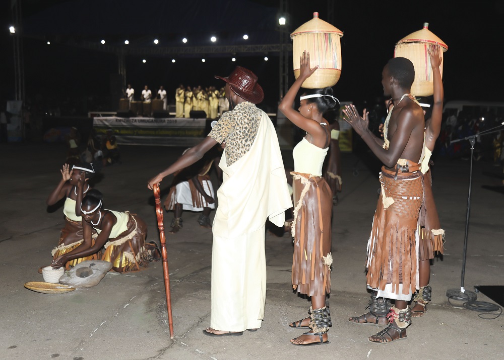 Itorero Urugangazi ryerekanye ibirango by'umuco birimo n'inkangara