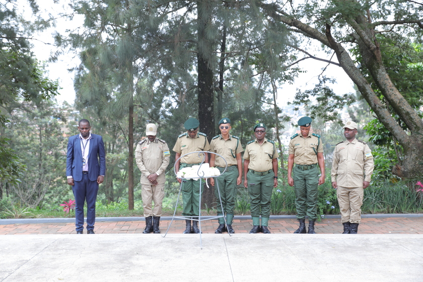 Abagize itsinda ryaturutse muri Botswana na RCS bunamiye inzirakarengane zishyinguye mu Rwibuto rwa Kigali