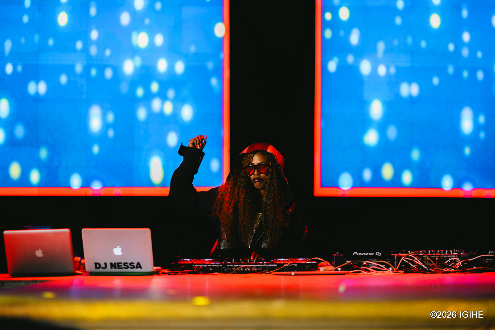 DJ Nessa na we yasusurukije abakunzi b'umuziki bari bitabiriye iki gitaramo
