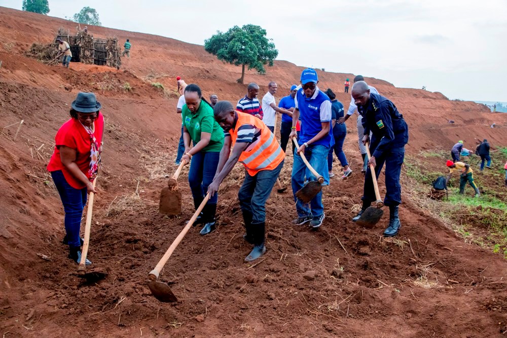 Visi Perezida w’Inteko Ishinga amategeko, umutwe w’abadepite, Edda Mukabagwiza, Umuyobozi w'Umujyi wa Kigali Wungirije Ushinzwe Ubukungu n'Imibereho Myiza, Umutoni Gatsinzi Nadine n'abandi babyobozi mu muganda