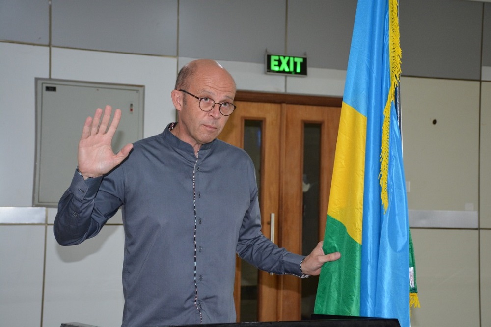 Umuyobozi wa Kaminuza y’u Rwanda, Prof. Phillip Cotton, aherutse guhabwa ubwenegihugu bw’u Rwanda