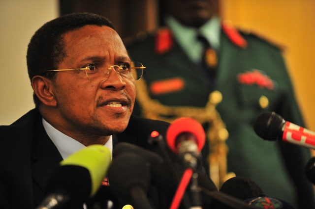 Perezida wa Tanzaniya, Jakaya Kikwete, ibyo avuga n'ibyo akora birahabanye