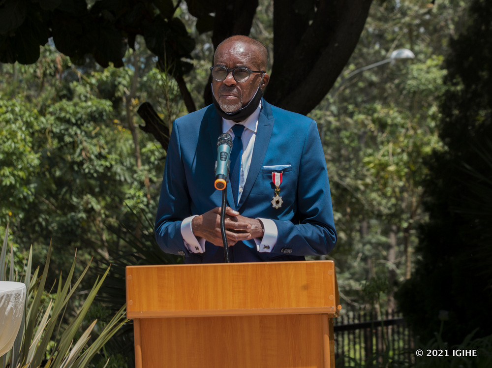 Perezida w'Ishyirahamwe Nyarwanda ry'Umukino wa Karate, Uwayo Théogène, yashimiye Umwami w'u Buyapani wamugeneye iri shimwe
