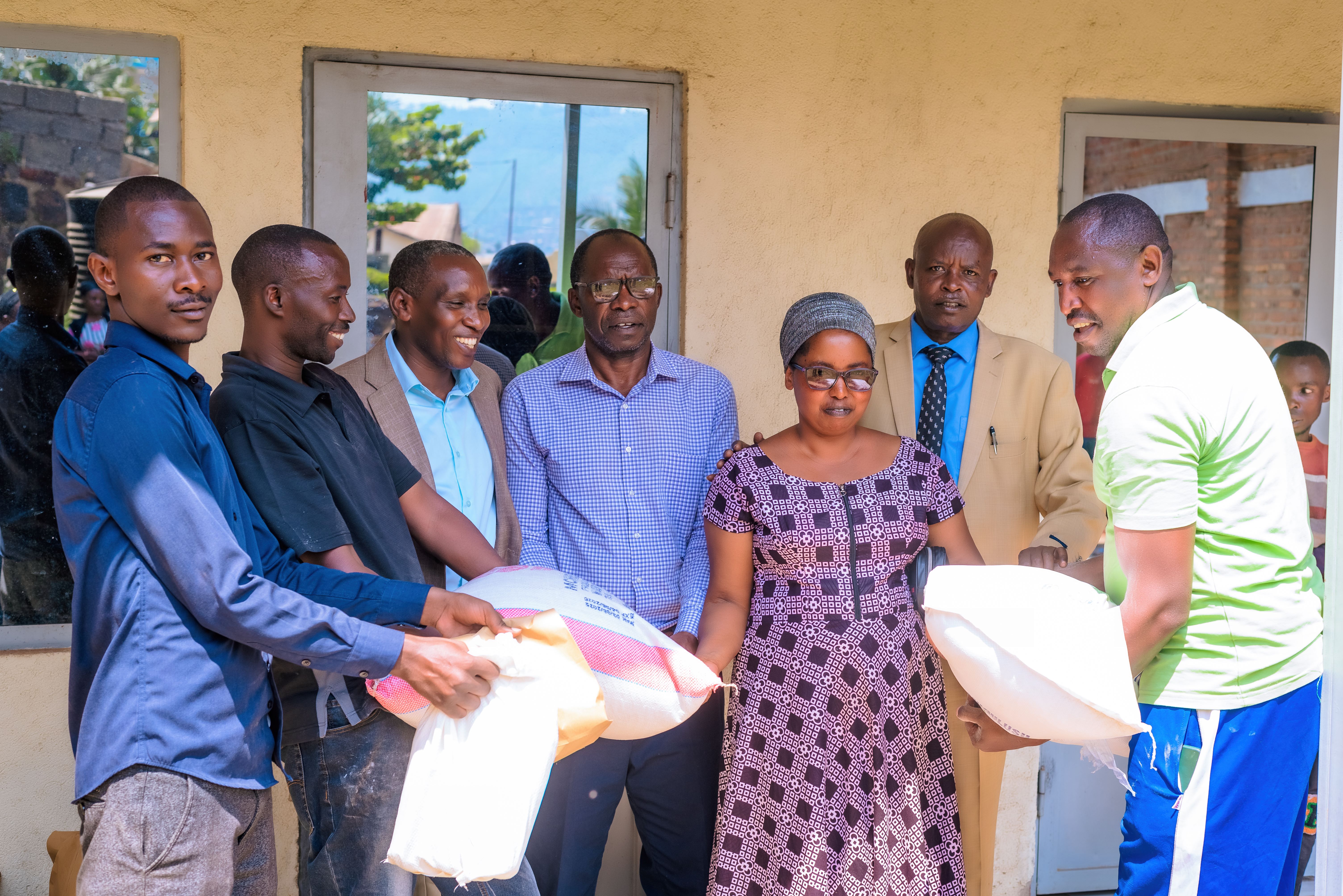 ADEPR Kinamba yafashije abaturage batishoboye baturanye na yo n'abo muri yo