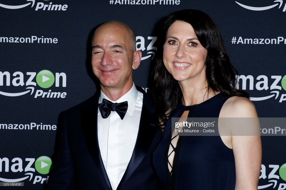 Jeff Bezos ari kumwe na MacKenzie bataratandukana