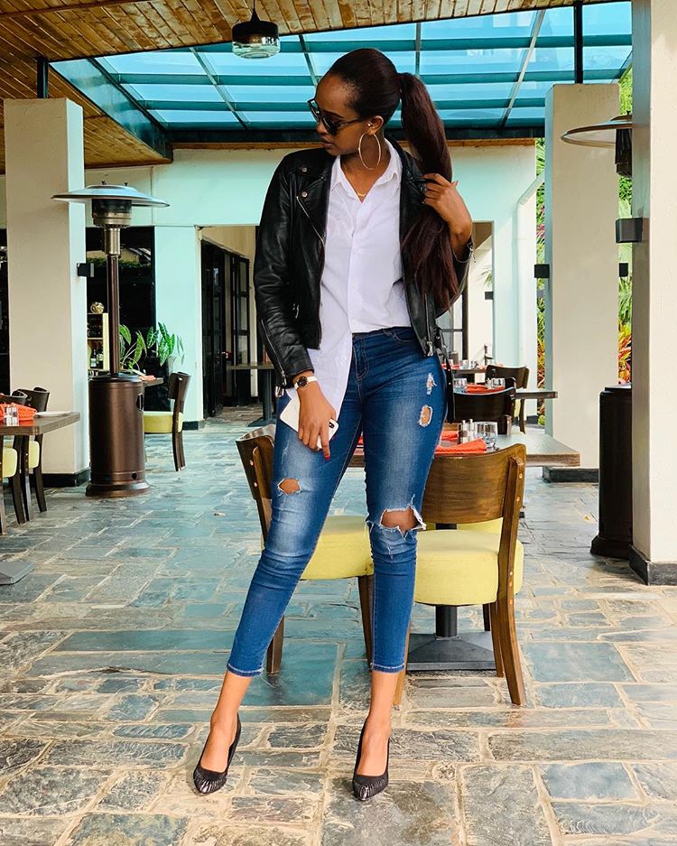 Uyu mukobwa yabaye imfubyi nyuma yo kubura se mu gihe na nyina yari amaze imyaka itatu yitabye Imana
