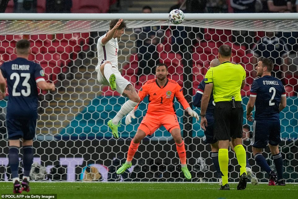 John Stones yabonye umupira yateye n'umutwe ukubita igiti cy'izamu