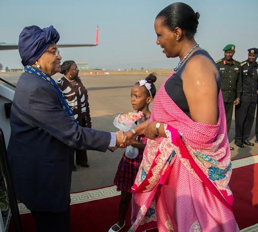 Ellen Johnson Sirleaf, Perezida wa Liberia ubwo yakirwaga na Minisitiri ushinzwe ibikorwa by'umuryango wa Afurika y'Uburasirazuba, Valentine Rugwabiza