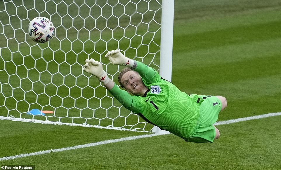 Umunyezamu w'u Bwongereza, Jordan Pickford, akuramo umupira ukomeye watewe na Tomas Holes