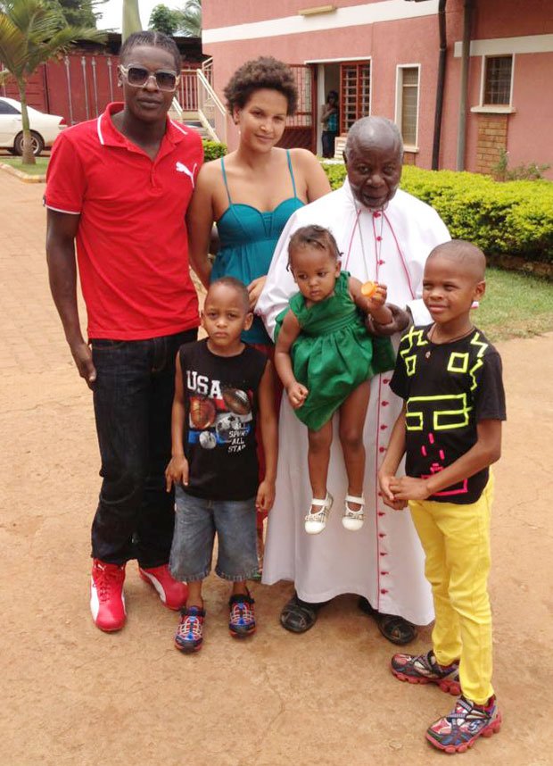 Umuryango wa Chameleone hano wari kumwe na Karidinali Emmanuel Wamala .