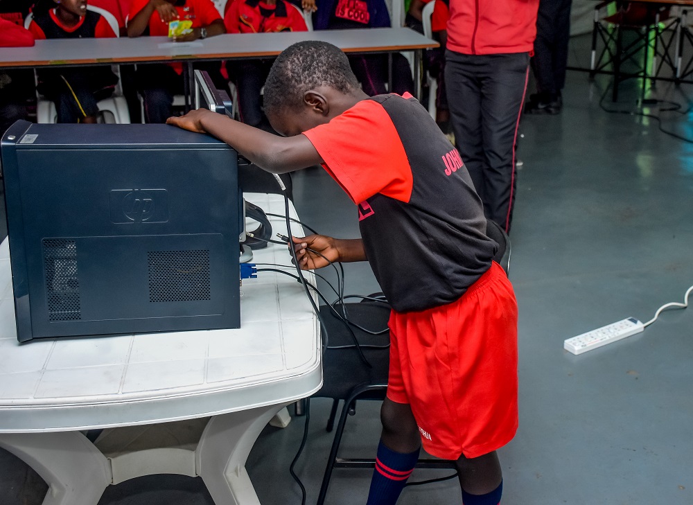 Joshua w'imyaka 9 abasha gucomeka mudasobwa ikaka