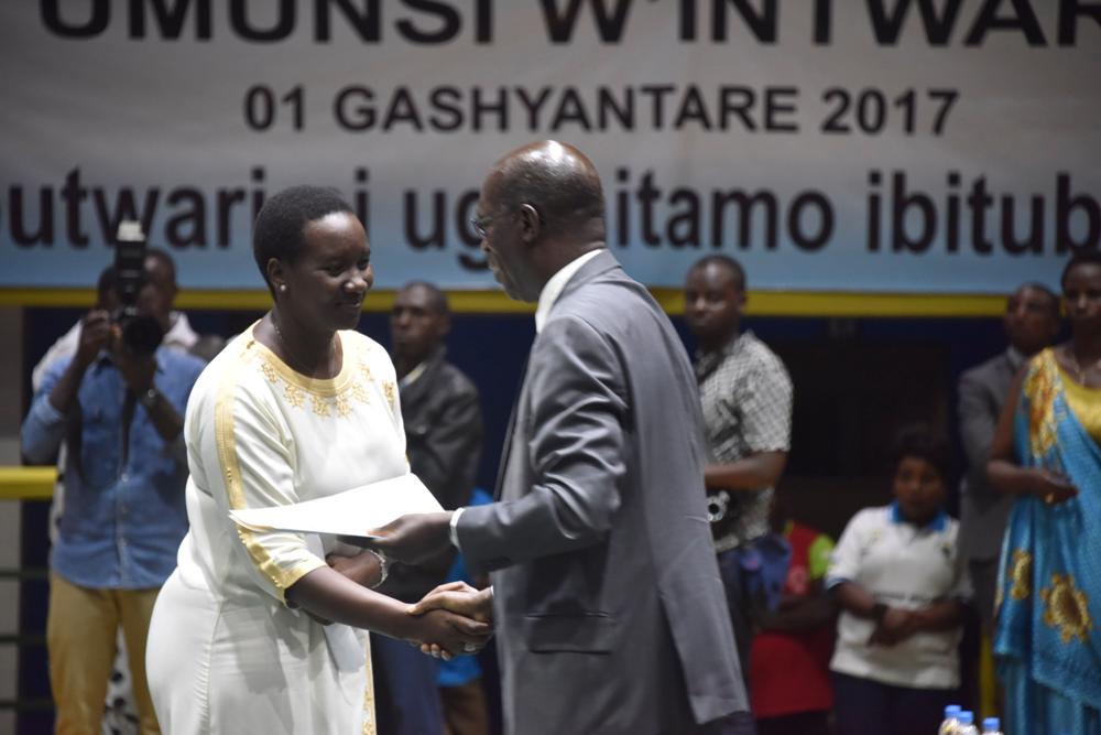 Minisitiri w'Umuco na Siporo, Uwacu Julienne na Minisitiri w'Intebe, Anastase Murekezi