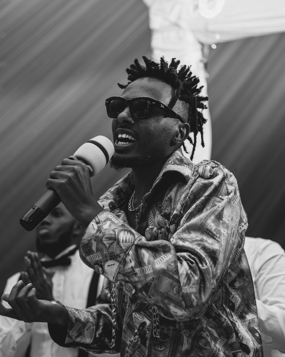 Juno Kizigenza yaririmbiye abatashye ubukwe