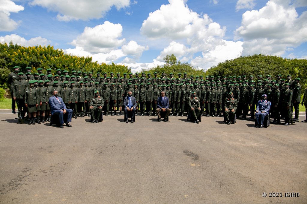 Perezida Kagame yafashe ifoto y'urwibutso ari kumwe n'abandi basirikare bakuru mu ngabo z'u Rwanda n'abofisiye binjijwe mu Ngabo z'u Rwanda
