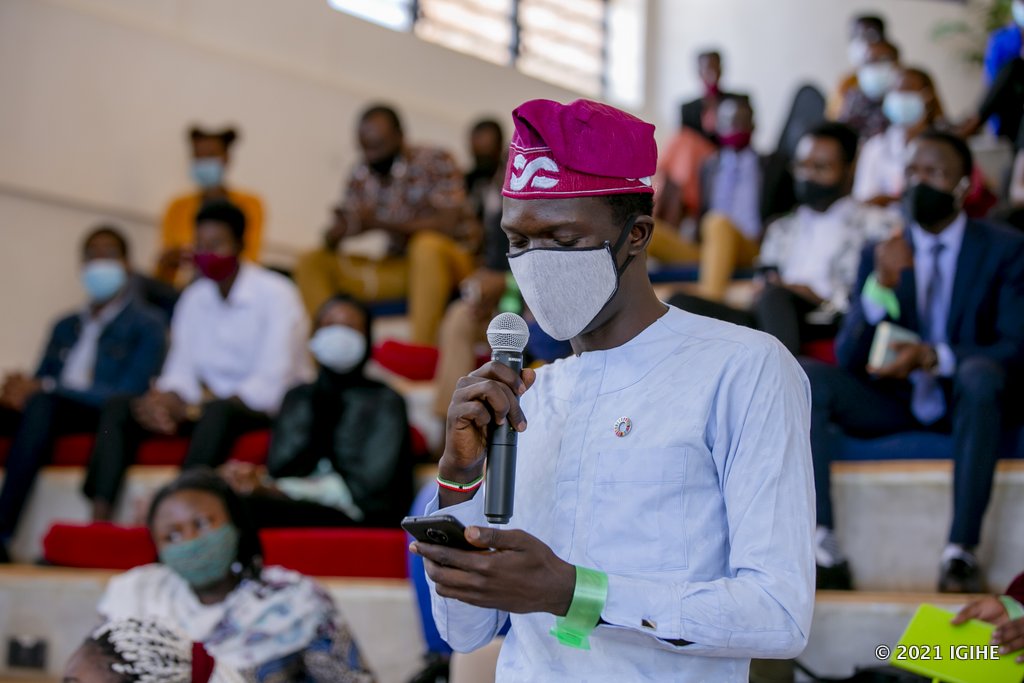 Abanyeshuri ba ALU bahawe umwanya wo kubaza ibibazo byabo