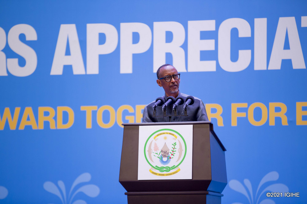 Perezida Kagame yavuze ko impamvu hizihijwe Umunsi w’Abasora ari ukubera kwihangana n’ukwitanga kw’Abanyarwanda muri rusange. Yabasabye gukomeza iyo nzira no gukora ibirenze