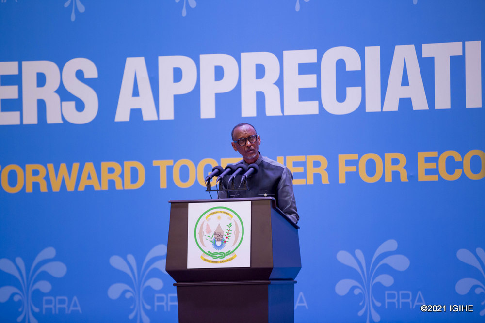 Perezida Kagame yasabye ko hakorwa impinduka ku byapa byo mu mihanda byijujutiwe n’abawukoresha kubera umuvuduko w’ibilometero 40 ku isaha basabwe kugenderaho