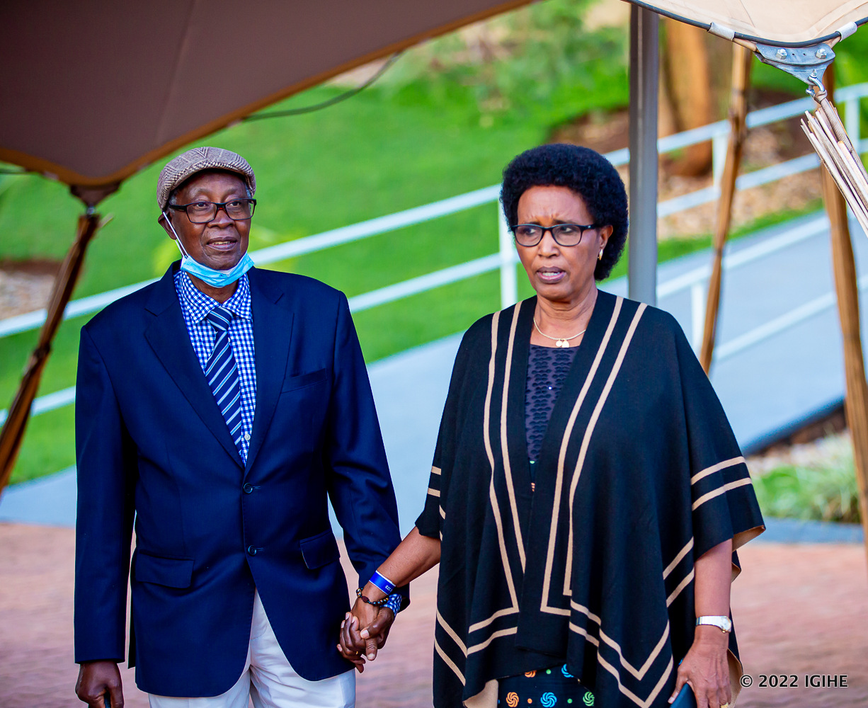 Ati "Dusangire Noheli n'Ubunani dutaramana na Chorale de Kigali"