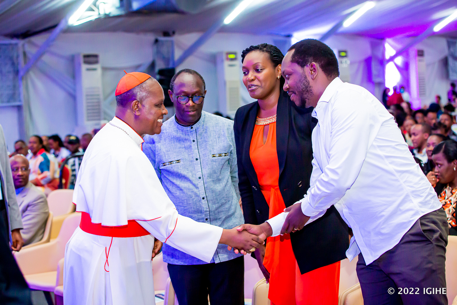 Cardinal Kambanda aramukanya n'abanyacyubahiro bitabiriye igitaramo